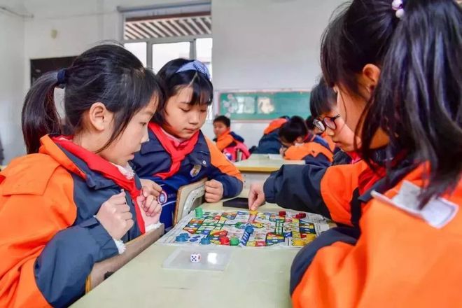 閔行公辦小學(xué)免費(fèi)課后服務(wù)延至18時(shí)，瞧瞧娃們?cè)趯W(xué)校過(guò)得咋樣
