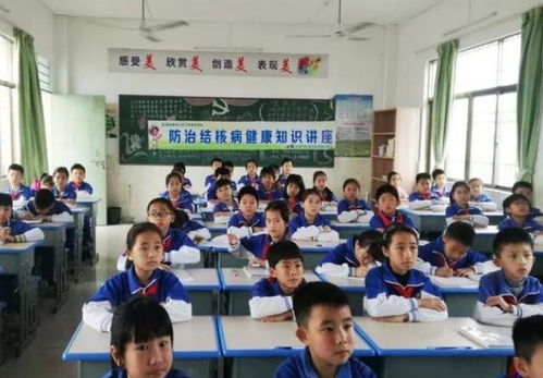 小學(xué)生上課傳紙條被逮住，老師看后火冒三丈，家長(zhǎng)卻笑出聲——課后看護(hù)的意外插曲